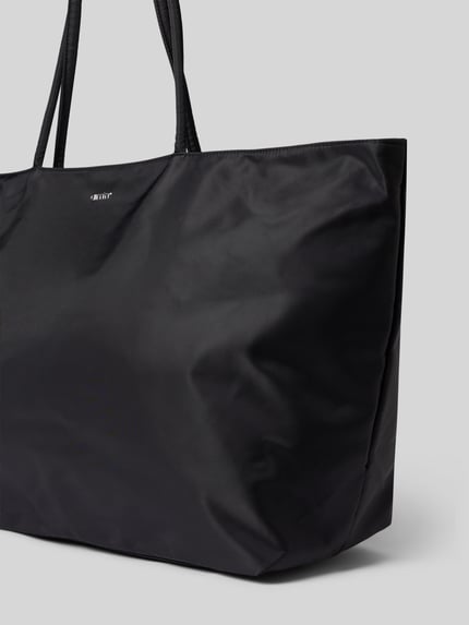 Produktfoto, Shopper mit Label-Detail von aim'n in Schwarz mit glatter Textur, sichtbare Tragehenkel, Produktdetails gemäß Kontext