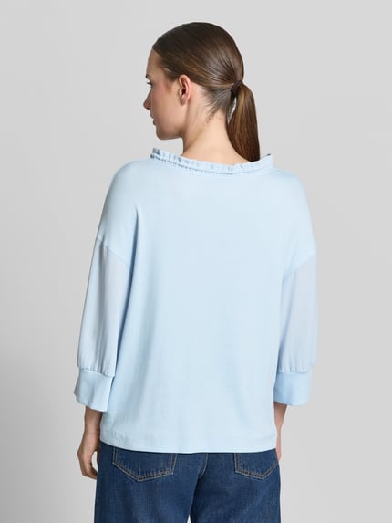 Vrouwenmodel draagt Longsleeve met tunnelkoord van Marc Cain, lichtblauw, los model, Opstaande kraag met ruches, 3/4-mouw, elastische mouwboordjes, Ruglengte bij maat 36: 57 cm, Ganzkörperaanzicht achteraan.