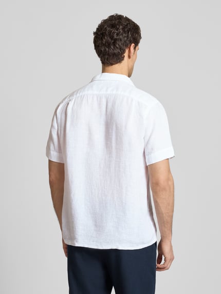 Männermodel trägt Regular Fit vrijetijdsoverhemd uit puur linnen van Polo Ralph Lauren, look: effen, gevlamd garen, Ganzkörperansicht Rückansicht.