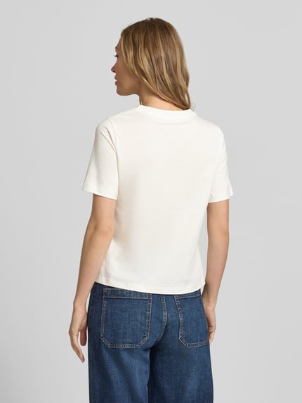 Männermodel trägt T-Shirt mit Motiv-Print und Rundhalsausschnitt von Christian Berg Woman Selection, biała bawełna, krój regular fit, widok całej sylwetki z tyłu