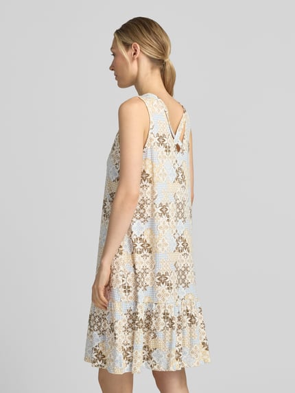 Frauenmodel trägt Relaxed Fit Freizeitkleid aus Baumwoll-Modal-Mix von s.Oliver RED LABEL, florales Muster in Beige und Blau, Ganzkörperansicht Rückansicht.