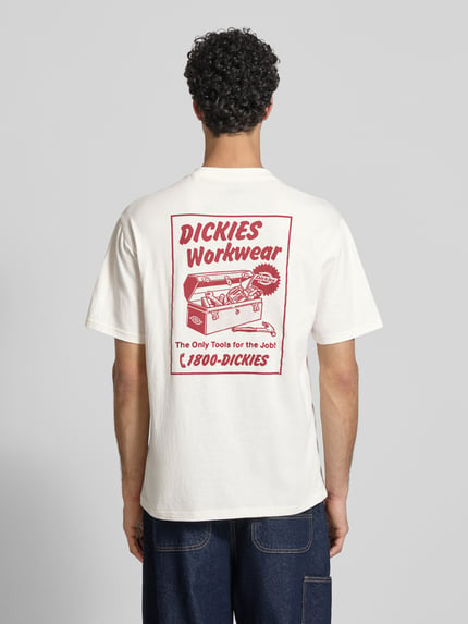 Männermodel trägt Regular Fit T-Shirt mit Motiv-Print Modell 'DRY RIDGE' von Dickies, reine Baumwolle, Rundhalsausschnitt, weiß, Ganzkörperansicht Rückansicht.