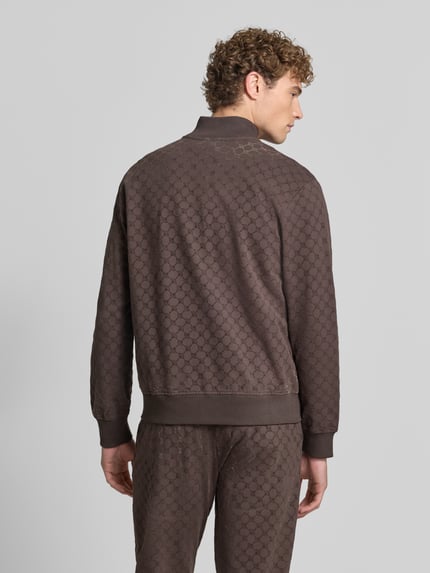 Männermodel trägt Loose Fit Sweatjacke aus Baumwoll-Mix Modell 'Kend' von JOOP! in Braun mit grafischem Muster, Ganzkörperansicht Rückansicht, Herren Sweatjacke von JOOP! COLLECTION.