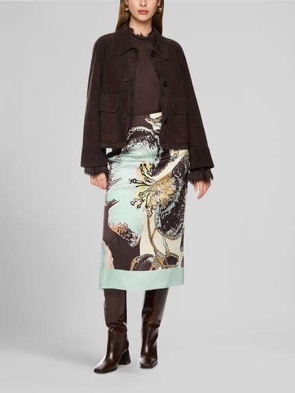 Frauenmodel trägt Regular Fit Lederjacke aus echtem Leder von Marc Cain, dunkle Farbe, glatte Textur, Ganzkörperansicht von vorne, Damen Leder- / Kunstlederjacke von Marc Cain.