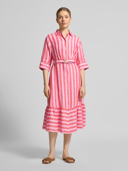 Vrouwenmodel draagt Hemdblusenkleid aus Leinen mit Gürtel und Eingrifftaschen van Christian Berg Woman, roze-witte strepen, a-lijn, midijurk, overhemdkraag, opgestikte zakken, riem, 3/4-mouw, allover-look, vooraanzicht volledig lichaam