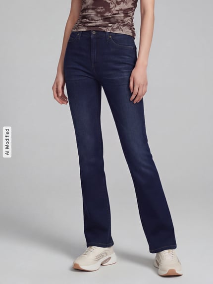 Frauenmodel trägt Regular Fit Bootcut-Jeans aus Viskose-Baumwoll-Mix Modell 'PARIS FLARED' von CAMBIO in Dunkelblau, Ganzkörperansicht von vorne, Damen Bootcut-Jeans, KI-modifiziertes Bild.