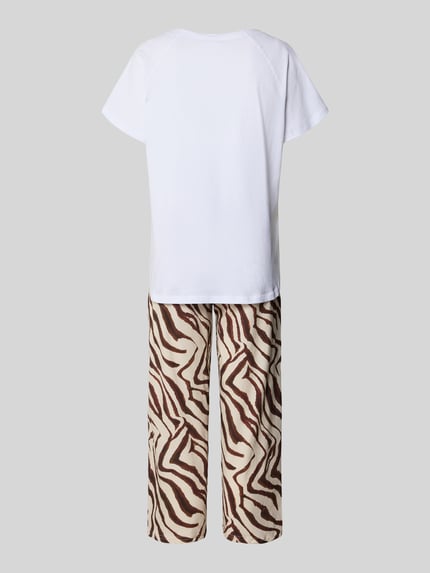 Vrouwenmodel draagt pyjama met Stitching model 'Wild und Wunderbar' van LOUIS & LOUISA, puur katoen, relaxed fit, all-over look, Ganzkörperansicht Rückansicht.