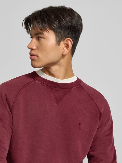 Männermodel trägt Regular fit sweatshirt uit puur katoen Model 'Plush' van Replay in bordeaux met ronde hals en elastische boordjes, ruglengte maat M 66 cm, mouwlengte maat M 63 cm, Nahaufnahme Oberkörper.