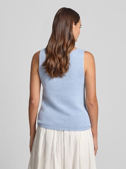Vrouwenmodel draagt lichtblauw tricottop van FREE/QUENT, materiaalmix met linnen, regular fit, model 'Grscaliva', ruglengte maat S 55 cm. Ganzkörperansicht Rückansicht.