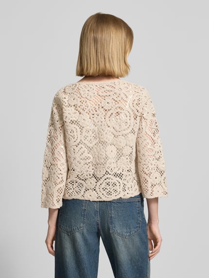 Frauenmodel trägt Relaxed Fit Pullover in Strick-Optik mit Allover-Pailettenbesatz von Betty Barclay, beige, semitransparent, Ganzkörperansicht Rückansicht.