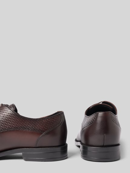 Produktfoto, brązowe buty sznurowane ze skóry z teksturą, model 'TAYIL' od BOSS, męskie buty sznurowane