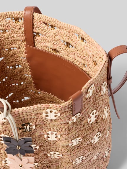 Produktfoto, Tote Bag in Flecht-Optik von Rabanne mit offenem Hauptfach, schmalen Schulterriemen, Allover-Logo-Details und floralem Anhänger, in beigefarbenen und braunen Tönen, strukturierte Oberfläche, Maße ca. 30 cm Breite, 39 cm Länge, 22 cm Tiefe