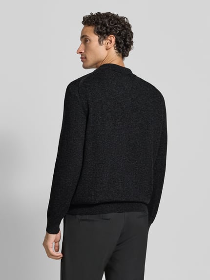 Mężczyzna nosi Regular Fit Pullover aus Baumwoll-Schurwoll-Mix von Marc O'Polo w kolorze czarnym, widok całej sylwetki z tyłu