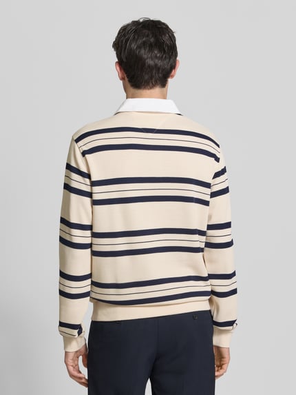 Męski model nosi Regular Fit Poloshirt mit Streifenmuster von GUESS, mieszanka materiałów z dodatkiem wiskozy, kołnierzyk polo, wzór w paski, bluzka z długim rękawem, długość tyłu w rozmiarze M: 71 cm, długość rękawów 72 cm, widok całej sylwetki od tyłu