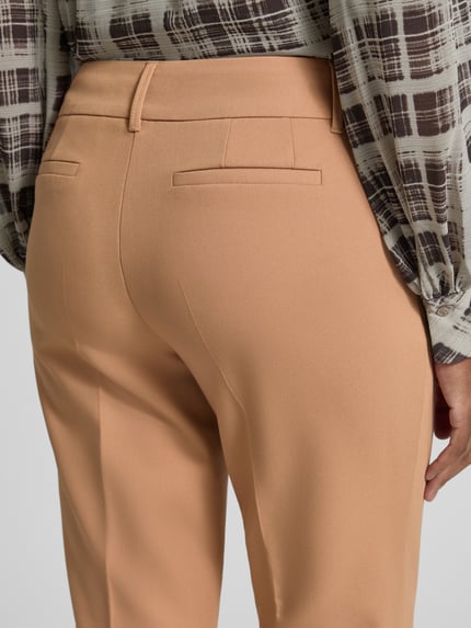 Frauenmodel trägt Weite Hose mit Viskose-Anteil Modell 'AUGUST' von Betty Barclay in Beige, glatte Textur, Detailaufnahme, Damen Weite Hose von Betty Barclay