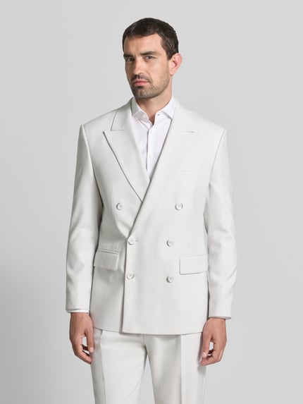 Männermodel trägt Slim Fit Sakko mit Woll-Anteil Modell 'Ashton5' von Strellson in Weiß, glatte Struktur, Ganzkörperansicht von vorne. Herren Sakko von Strellson.