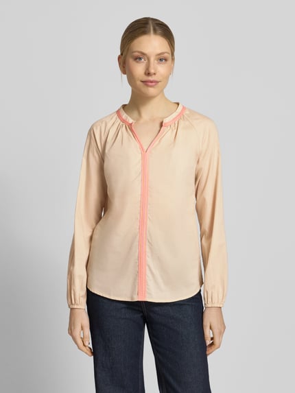 Vrouwenmodel draagt Regular Fit Bluse mit Raffungen van Emily Van den Bergh in lichtroze katoen met tuniekhals, lange mouwen en elastische boorden, voorkant volledig zichtbaar, Ganzkörperansicht von vorne.