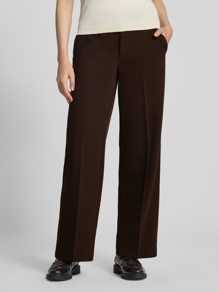 Frauenmodel trägt Weite Hose mit Viskose-Anteil von s.Oliver RED LABEL in Dunkelbraun, glatte Textur, Ganzkörperansicht von vorne.
