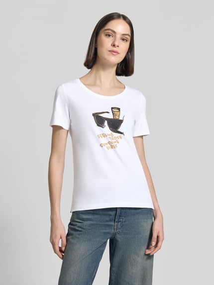 Kobiece modelka ma na sobie Regular Fit T-Shirt aus reiner Baumwolle od s.Oliver RED LABEL, efekt: jednolity kolor, nadruk z motywem, ozdobne perełki, okrągły dekolt, krótki rękaw, bawełna, widok całej sylwetki z przodu.