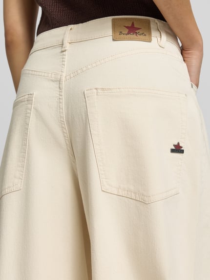 Frauenmodel trägt Barrel Fit Jeans mit Eingrifftaschen von Buena Vista aus cremefarbenem Baumwoll-Mix mit Stretch, Detailaufnahme Rückansicht.