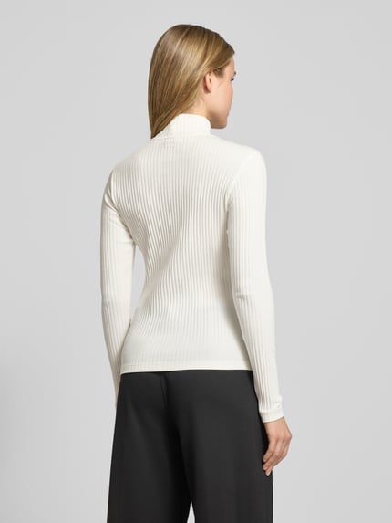 Frauenmodel trägt Slim Fit Turtleneck aus Baumwoll-Mix Modell 'DRIZA' von HUGO, Optik: Unifarben, Stricktextur, Ganzkörperansicht Rückansicht.