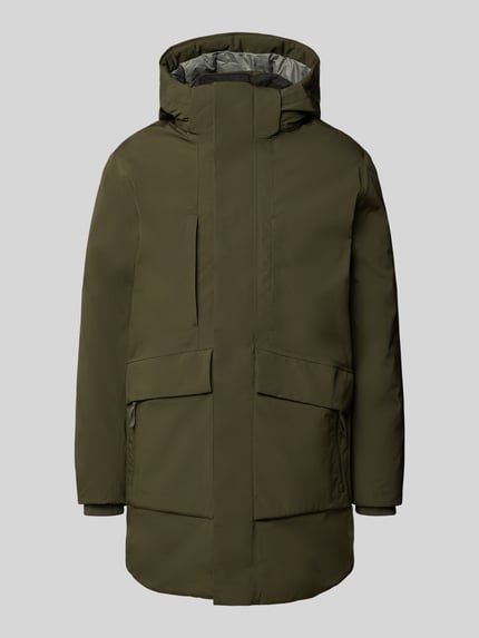Produktfoto, oliwkowozielona parka z kapturem i kieszeniami z patką, Model 'LAMOON' od JACK & JONES premium, krój regular fit, zamek błyskawiczny przykryty plisą, kieszenie z patką, długość tyłu w rozmiarze M: 91 cm, szerokość ramion w rozmiarze M: 48 cm, szerokość klatki piersiowej w rozmiarze M: 62 cm, długość rękawów w rozmiarze M: 66 cm