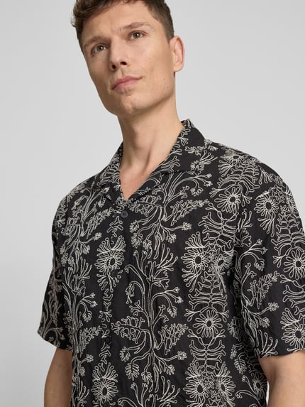 Männermodel trägt Regular Fit Freizeithemd mit floralem Allover-Stitching von JAKE*S STUDIO MEN, Reine Baumwolle, Nahaufnahme Oberkörper.