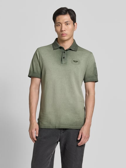 Männermodel trägt Regular Fit Poloshirt mit Label-Stitching von PME Legend aus Reine Baumwolle, Knopfleiste, Rückenlänge 72 cm, Ganzkörperansicht von vorne.