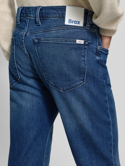 Männermodel draagt Jeans met steekzakken Model 'Clint' van Brax, katoenmix met stretch, regular fit, detailopname achterkant.