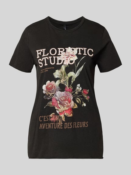Vrouwenmodel draagt Regular Fit T-Shirt uit zuivere katoen model 'LUCY' van Only, effen zwart met bloemenprint, ronde hals, korte mouw, jersey, motief-print, rolzoom, vooraanzicht bovenlichaam