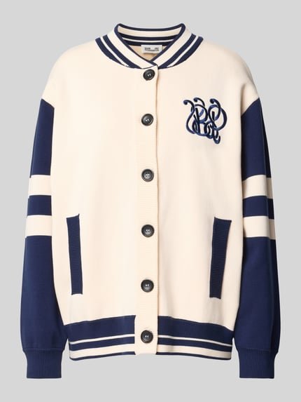 Produktfoto, Relaxed Fit Jacke mit Viskose-Anteil von BAUM & PFERDGARTEN aus cremefarbenem und navy Viskose-Baumwoll-Kaschmir-Mix, Kontraststreifen, Logo-Stitching, Eingrifftaschen, durchgängige Knopfleiste, Rückenlänge 72 cm, Brustweite 51 cm, Ärmellänge 59 cm.
