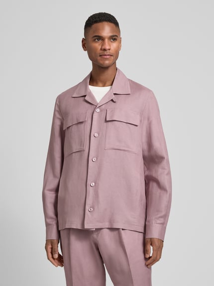 Männermodel trägt Regular Fit Hemdjacke aus Leinen-Viskose-Mix Modell 'ANTIGUA' von Antony Morato in Rosa mit Reverskragen, Brusttaschen, Rückenlänge bei Größe 50 72 cm, Ganzkörperansicht von vorne.