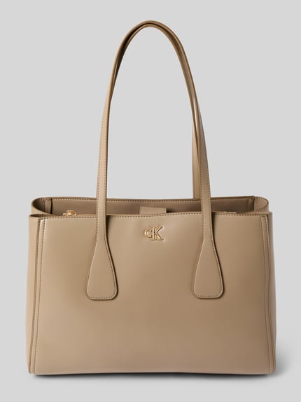 Produktfoto, Tote Bag mit Logo-Detail von Calvin Klein in Beige, geteiltes Hauptfach, schmale Schulterriemen, Reißverschlussfach, Maße 37x25x16 cm, Schulterriemenlänge 63 cm
