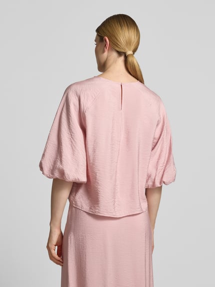 Frauenmodel trägt Regular Fit Bluse aus Viskose-Mix mit 3/4-Arm von Christian Berg Woman in Rosa mit leichter Struktur, Ganzkörperansicht Rückansicht. Rückenlänge 56 cm, Ärmellänge 44 cm, Rundhalsausschnitt.
