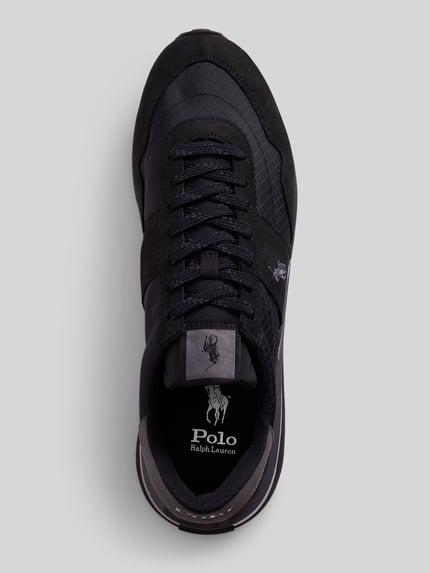 Productfoto, Low Top Sneaker uit echt leer van Polo Ralph Lauren in effen zwart met ronde neus, vlakke hak, mesh en suède textuur, labelreliëf, logo-stitching, logo-patch, vetersluiting en geprofileerde zool.