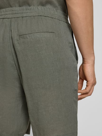 Männermodel trägt Regular Fit Shorts aus Leinen-Viskose-Mix Modell 'LAURENCE' von Only & Sons, Optik: Unifarben, Nahaufnahme Rückansicht.