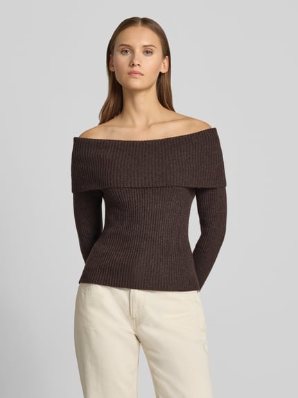 Frauenmodel trägt Pullover mit Carmen-Ausschnitt von ONLY in Braun, unifarben, Rippstrick, matt, Schulterfrei, Ganzkörperansicht von vorne.