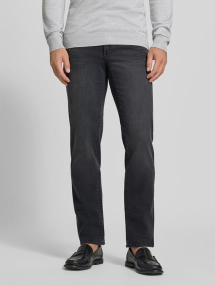 Männermodel trägt Straight Fit Jeans aus Baumwoll-Mix Modell 'Cadiz' von Brax in dunklem Grau mit glatter Textur, Ganzkörperansicht von vorne, Herren Straight Fit Jeans von Brax.