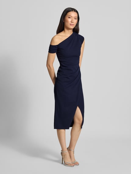 Vrouwenmodel draagt knielang 'Knielanges Kleid mit Gehschlitz' van Lipsy in donkerblauw, elastische materiaalmix, slim fit, off-shoulder-design, asymmetrische look, loopsplit, ruglengte maat 36: 105 cm, borstwijdte: 41 cm, mouwlengte: 23 cm. Ganzlichaansicht van voren.