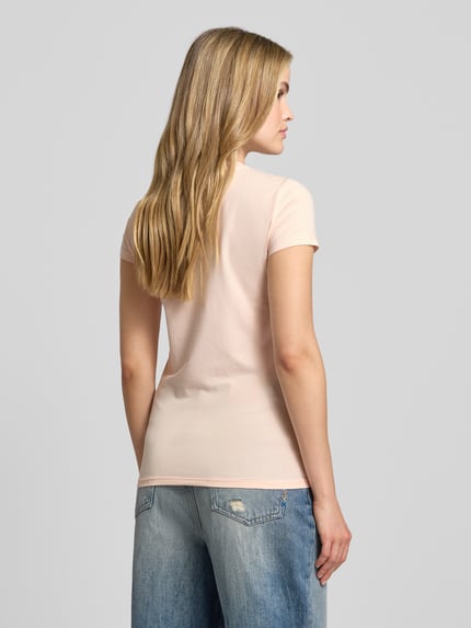 Vrouwenmodel draagt T-shirt met Label-Print van ARMANI EXCHANGE in lichtroze, slim fit, katoen-elastaan mix, rugaanzicht.