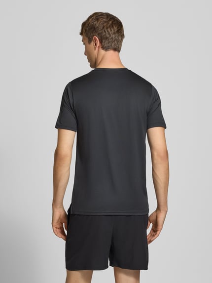 Männermodel trägt schwarzes T-Shirt mit Label-Print von New Balance, Modell 'ESSENTIAL', gerader Schnitt, Rückansicht, Herren T-Shirt, KI-modifiziertes Bild.