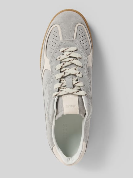 Produktfoto, Sneaker mit Schnürverschluss von ALOHAS aus grauem und beigem Leder, strukturierte Sohle, Label-Detail, abgerundete Spitze