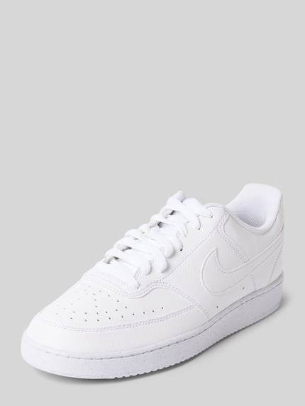 Produktfoto, Sneaker mit Logo Modell 'Court Vision Low' von Nike in Weiß, abgerundete Spitze, weiße Schnürung, sichtbare Struktur, seitliche Ansicht, Herren Sneaker, Absatzhöhe 2 cm, Schafthöhe 8 cm, Schaftweite 10 cm.