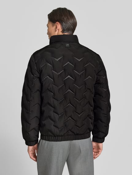 Männermodel trägt Steppjacke mit Stehkragen und Reißverschlusstaschen von Antony Morato in Schwarz, Regular Fit, Rückenansicht, Ganzkörperansicht Rückansicht. Rückenlänge 71 cm, Schulterbreite 50 cm, Brustweite 59 cm, Ärmellänge 66 cm.