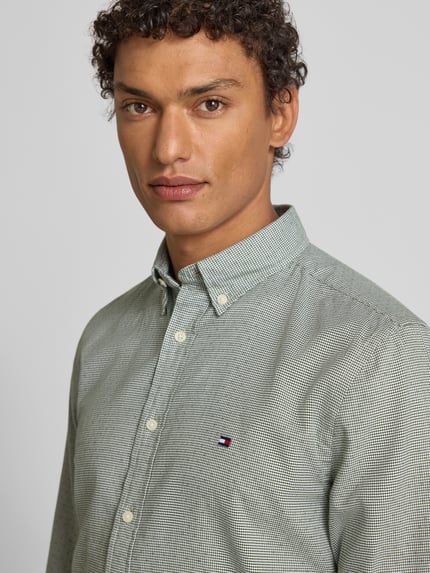 Männermodel trägt Slim Fit Freizeithemd aus reiner Baumwolle von Tommy Hilfiger, Optik: Allover-Muster, Nahaufnahme Oberkörper.