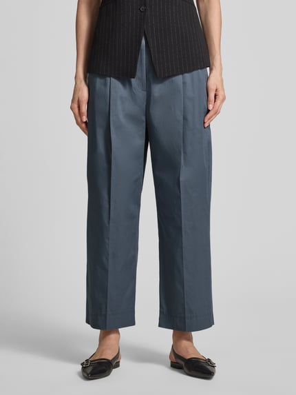 Vrouwenmodel draagt Caprihose mit Gesäßtasche van Luisa Cerano, katoen-elastaan mix, relaxed fit, persvouwen, donkerblauw, detailopname onderlichaam