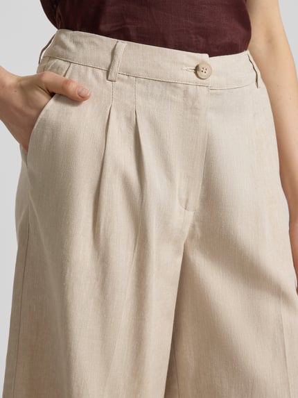 Vrouwenmodel draagt bermudashorts van viscosemix met linnen van B.Young, model 'DAZIA', steekzakken, knoop- en ritssluiting, detailopname heup.