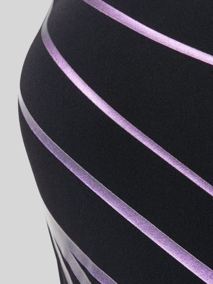Vrouwenmodel draagt badpak met logo model 'LILI' van Arena, materiaalmix met stretch, nauwsluitend, detailopname.