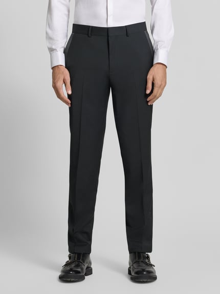 Männermodel trägt Regular Fit Business-Hose aus Wolle mit Bundfalte von HUGO, unifarben, Struktur, Ganzkörperansicht von vorne.