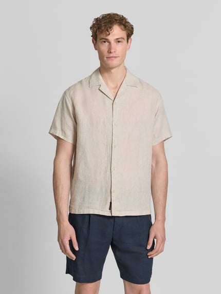Männermodel trägt Regular Fit Leinenhemd Modell 'LAWRENCE' von Jack & Jones Premium, Reines Leinen, Knopfleiste, Reverskragen, Ganzkörperansicht von vorne.